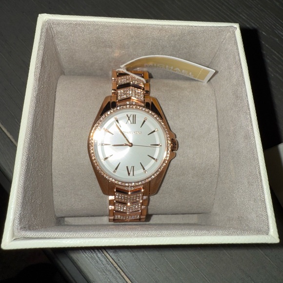 Michael Kors rose gold watch new** comes with box         New never worn! - Picture 2 of 8